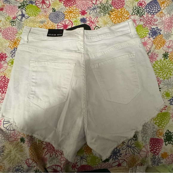 Fashion Nova | distressed white denim shorts | 1X NWT - Picture 3 of 4